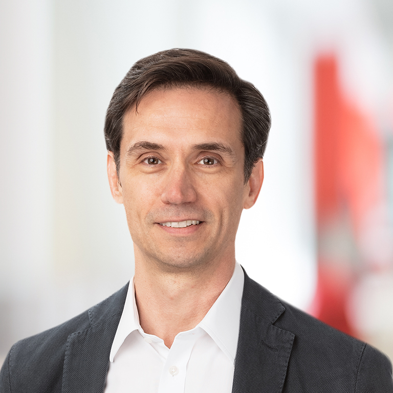 Headshot of Eduardo Roma